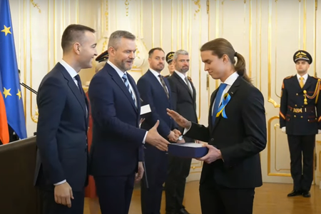Студент Симон Оманік відмовляється потиснути руку президенту Петеру Пеллегріні.