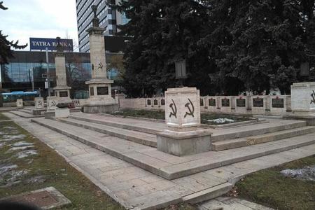 Pamätník na Námestí osloboditeľov sa často stáva terčom ľudí, ktorí kritizujú komunistické symboly.