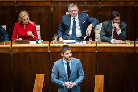 Прем'єр-міністр Роберт Фіцо та лідер Прогресивної Словаччини Міхал Шимечка під час засідання парламенту щодо питання про недовіру уряду, запропонованого групою депутатів.