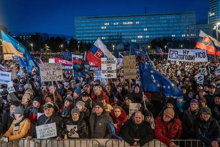 Учасники акції протесту "Словаччина – це Європа" в Братиславі на площі Свободи 10 січня 2025 року
