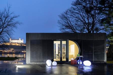 Ecocapsule Box landed on the Danube embankment for one day.
