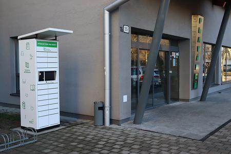 The book dispenzing box of the Petržalka Library is located next to the Petržalka swimming pool at Tupolevova 7/B. 