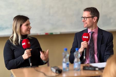 Miriam Fulmeková with moderator James Thomson.