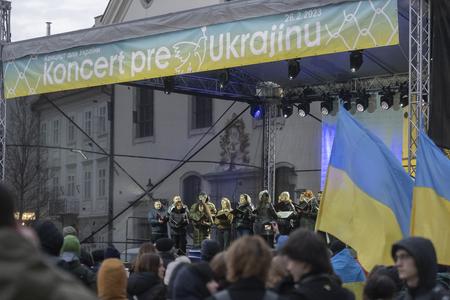 На фото учасники Концерту за Україну на Головній площі Братислави 26 лютого 2023 року.