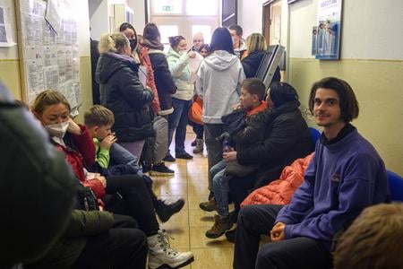 У зв’язку з оформленням заяв на тимчасовий притулок поліція зафіксувала збільшення кількості заявників у відділеннях поліції у справах іноземців у Братиславі, Трнаві, Дунайській Стреді, Нових Замках та Нітрі. На знімку – приміщення поліції у справах іноземців у Нітрі, березень 2022.