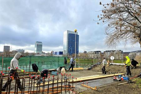 Construction of the skytepark at Kuchajda lake.