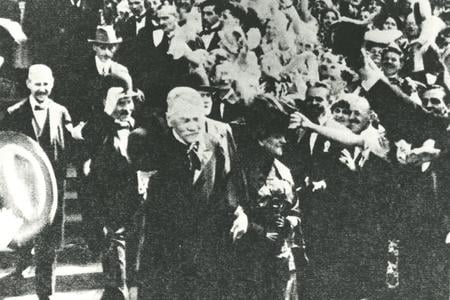 In 1918, a camera captured P. O. Hviezdoslav in Prague, tipping his hat to the crowd.