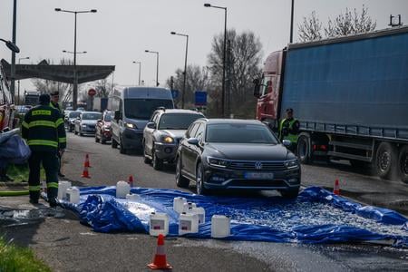 На знімку — дезінфекційний бар'єр для транспортних засобів, що в'їжджають до Словаччини з Угорщини через прикордонний пункт Rusovce – Rajka в Братиславі 27 березня 2025 року. Захід запроваджено в межах суворих заходів через поширення високозаразного захворювання — ящуру.