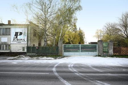 На знімку — в’їзна брама на ферму за селом Jurová в окрузі Dunajská Streda, де у суботу, 5 квітня 2025 року, підтвердили нове вогнище ящуру.