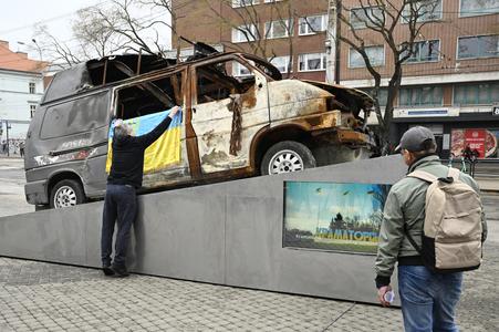 На знімку — люди оглядають понівечену швидку "Оксана" після відкриття публічної виставки "Знищена швидка" у Братиславі.
