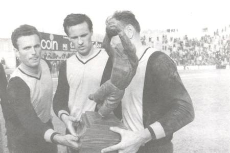 Titus Buberník (v strede) a Milan Dolinský (vľavo) s trofejou za víťazstvo v Rappanovom pohári.