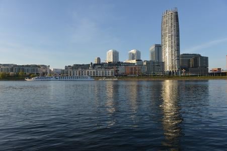 The view from the Danube embankment  
in Petržalka shows the skyline shaped  
by the new city’s “downtown”.