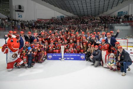 Na snímke hokejisti Prešova sa tešia z postupu do slovenskej extraligy po triumfe v piatom zápase finále play off hokejovej Tipos SHL HC Prešov - HK Skalica v Prešove 24. apríla 2025. V piatom súboji zvíťazili nad HK Skalica 4:2 a v celej sérii triumfovali 4:1 na zápasy.