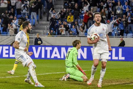 Snímka z posledného zápasu Dunajskej Stredy so Slovanom, keď Tigran Barseghjan (vľavo) vyrovnal na konečných 2:2.