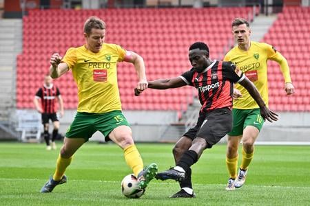 Kapitán Žiliny Tomáš Hubočan v súboji o loptu  s futbalistom Trnavy Philipom Azangom.