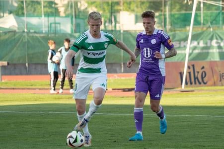 Ján Vlasko (s loptou) a proti nemu obranca Komárna Dominik Špiriak.
