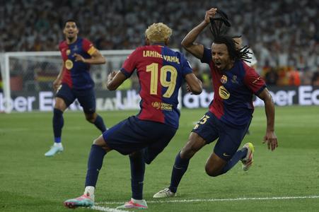 Jules Kounde (vpravo) oslavuje po strelení tretieho gólu svojho tímu počas finálového zápasu španielskeho pohára Copa del Rey medzi Barcelonou a Realom Madrid