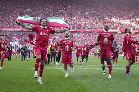 Dominik Szoboszlai oslavuje so spoluhráčmi titul v Premier League.