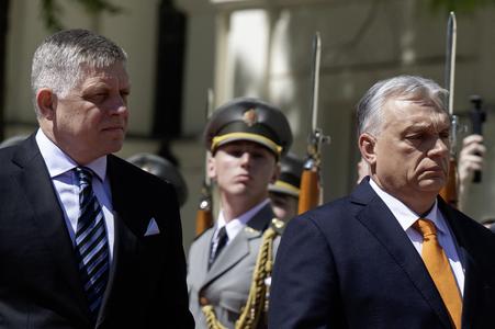 Прем'єр-міністр Угорщини Віктор Орбан і прем'єр-міністр Словаччини Роберт Фіцо під час церемонії зустрічі в Братиславі.
