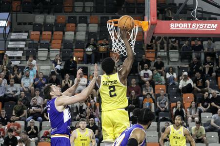 Na snímke zľava Ilja Gromovs (Spišskí Rytieri) a Dontay Caruthers (Inter) počas prvého zápasu semifinále play off Tipos SBL medzi Inter Bratislava - Spišskí Rytieri 20. apríla 2025 v Bratislave.