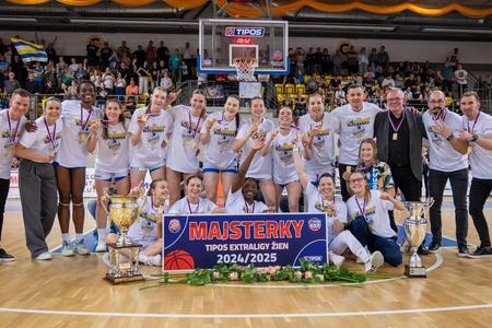Kolektív Piešťanských Čajok so zlatými medailami a víťaznými trofejami pre majsterky Slovenska v sezóne 2024/25.