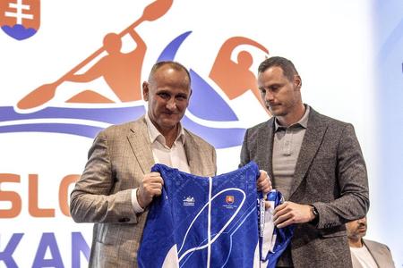 Predseda sekcie hladkých vôd Slovenskej kanoistiky Erik Vlček (vpravo) práve uviedol do funkcie nového trénera seniorskej reprezentácie Maďara Csabu Hüttnera. Slávnostne mu odovzdal dres slovenského kanoistického tímu.
