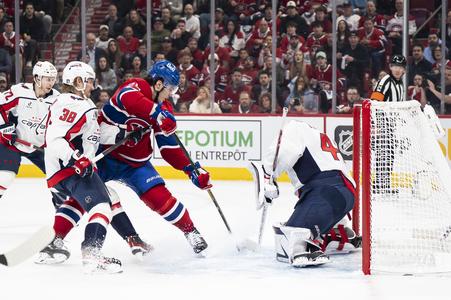 JB 3 Montreal - Slovenský hráč Montrealu Canadiens Juraj Slafkovský (tretí zľava) s pukom pred brankárom Washingtonu Capitals Loganom Thompsonom v zápase 1. kola play off zámorskej hokejovej NHL Montreal Canadiens - Washington Capitals v Montreale 25. apríla 2025. FOTO TASR/AP..Montreal Canadiens' Juraj Slafkovsky, third from left, is stopped by Washington Capitals goaltender Logan Thompson, right, during the first period of Game 3 of a first-round NHL hockey playoff series in Montreal Friday, April 25, 2025. (Christopher Katsarov/The Canadian Press via AP)