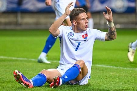 Na snímke slovenský stredopoliar Tomáš Suslov gestikuluje v zápase