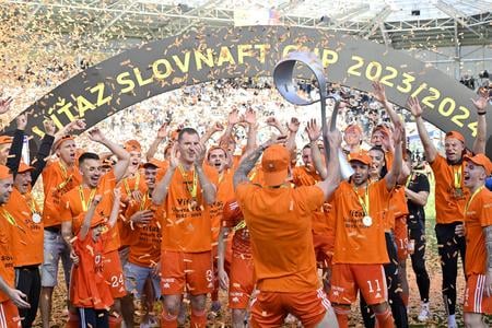 Radosť futbalistov MFK Ružomberok po zisku Slovnaft Cupu.