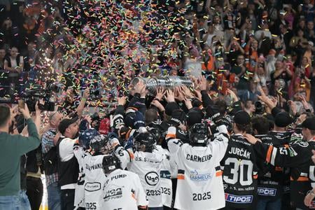 Hráči Košíc s majstrovským pohárom po siedmom zápase finále play off HC Košice - HK Nitra.