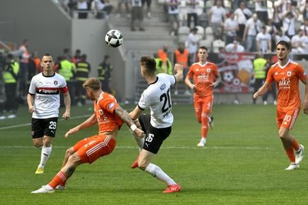 Oliver Luterán (druhý zľava) z Ružomberka a Sebastián Kóša z Trnavy v súboji vo finále Slovnaft Cupu 2024.