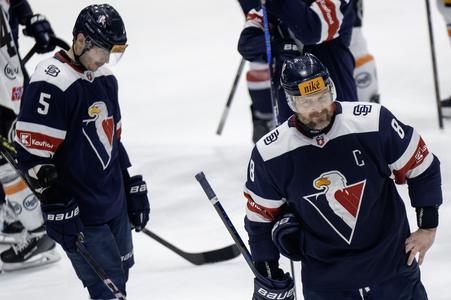 Kapitán Michal Sersen (vpravo) nebude v Slovane v ďalšej sezóne pokračovať.