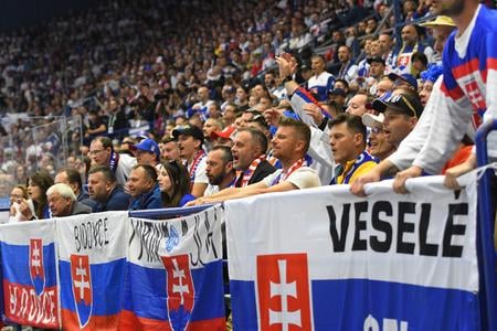 Vlani slovenskí fanúšikovia zaplavili Ostravu a vytvorili hokejistom na MS atmosféru akoby hrali doma.