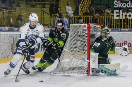 Luke Green z Nitry v súboji s Alexandrom Avcinom za bránkou Žiline. V nej je brankár Connor Lacouvée