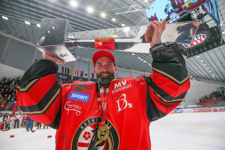 Marcel Melicherčík s trofejou za víťazstvo v Slovenskej hokejovej lige krátko po postupe Prešova do extraligy.