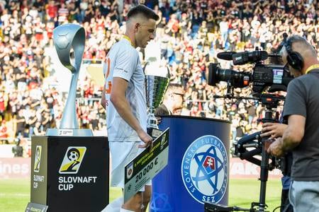 Matúš Malý, stredný obranca Ružomberka, nesie trofej pre zdolaného finalistu.