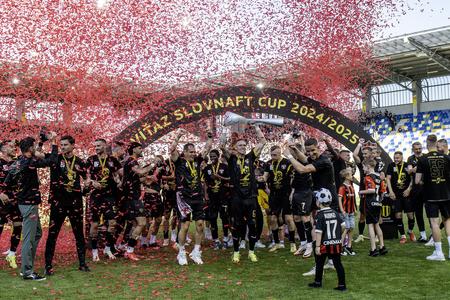 Roman Procházka (v strede) dvíha nad hlavu cennú trofej. Vraj ho nikdy neomrzí.