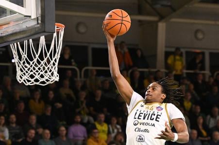 Karl Gamble v zápase číslo päť dosiahol double-double za 23 bodov a 11 doskokov.
