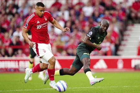 Nottingham - Na snímke hráč Murillo (vľavo) z Nottinghamu Forest a Yoane Wissa z Brentfordu počas dohrávky 34. kola anglickej Premier League Nottingham Forest - FC Brentford v Nottinghame 