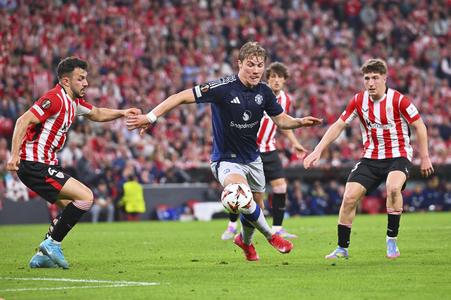 Hráč Manchestru United Rasmus Hojlund (uprostred) počas prvého semifinálového zápasu Európskej ligy medzi Athletic Bilbao a Manchester United