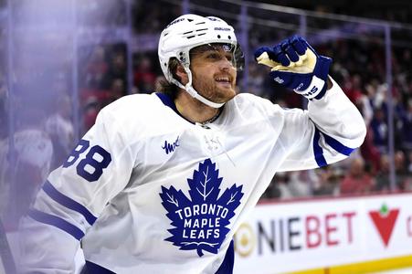 William Nylander z Toronta sa teší z gólu do prázdnej bránky.
