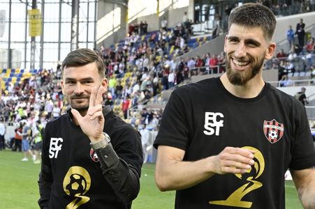 Tri. Mohol spokojne po finále Slovnaft Cupu ukazovať tréner Spartaka Michal Gašparík ml. (vľavo). Vedľa neho Adrian Zeljkovič.