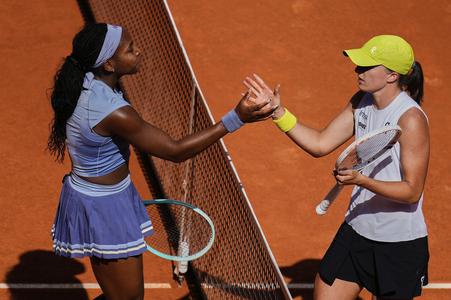 Americká tenistka Coco Gauffová (vľavo) si podáva ruku s Poľkou Igou Swiatekovou po víťazstve v semifinále tenisového turnaja WTA 1000 v Madride 1. mája 2025.