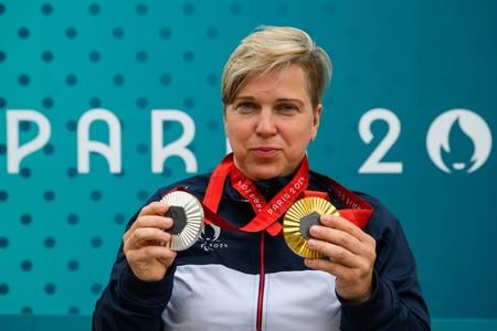 Veronika Vadovičová pózuje so zlatou a striebornou medailou z XVII. paralympijských hier v Paríži 2024.