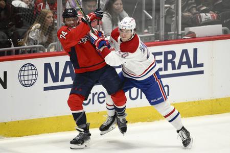 Na snímke slovenský hráč Montrealu Juraj Slafkovský (vpravo) a hráč Washingtonu John Carlson v zápase zámorskej hokejovej NHL Montreal Canadiens -  Washington Capitals