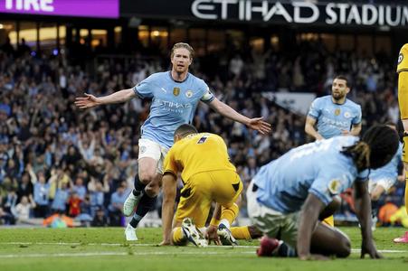 Kevin De Bruyne z Manchestru City sa raduje z gólu počas 35. kola anglickej Premier League Manchester City - Wolverhampton Wanderers.