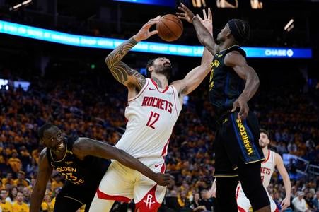 Center Houstonu Rockets Steven Adams (12) doskakuje loptu medzi útočníkom Golden State Warriors Draymondom Greenom (vľavo) a Jimmym Butlerom III