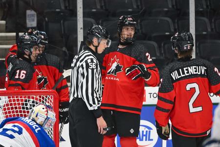 Kanaďania oslavujú tretí gól do siete slovenského brankára Michala Prádela.
