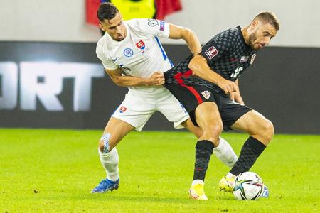 Na snímke zľava Dávid Hancko (Slovensko) a Nikola Vlašič (Chorvátsko) počas zápasu H-skupiny kvalifikácie Majstrovstiev sveta 2022 Slovensko - Chorvátsko