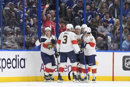 Ľavé krídlo tímu Florida Panthers Matthew Tkachuk (19, vľavo) oslavuje so spoluhráčmi vrátane obrancu Setha Jonesa (3) po strelení gólu proti Tampe Bay Lightning